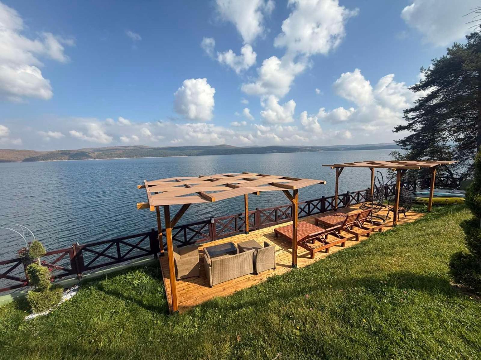 Villa Iskar Lake Residence By Bookvillabg Shtarkelovo Gnezdo Exterior photo